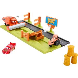 Mattel Disney and Pixar Cars Playset with 3 Toy Vehicles & 2 Ways to Play, Frank Escape & Stunt Race Set Includes Lightning McQueen
