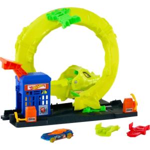 Hot Wheels Toy Car Track Set, Snake Gas Station Playset with 1:64 Scale Die-Cast Vehicle, 2 Ways to Play, Corkscrew Loop & Speed Snap Track